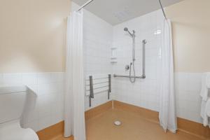基督城Denton Park Motel的带淋浴和卫生间的浴室