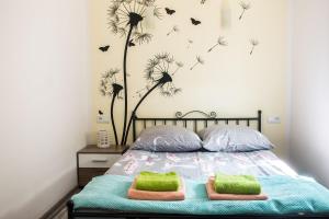 TałtyNatalia Rest domki & camp的卧室配有一张挂在墙上的蒲公英床。