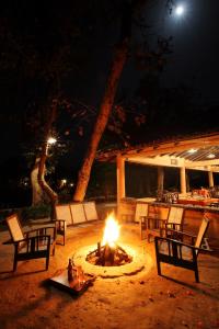 Dhanwār图里老虎度假村的夜间带桌椅的火坑