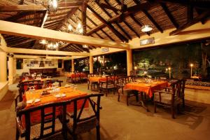 Dhanwār图里老虎度假村的大楼内带桌椅的餐厅