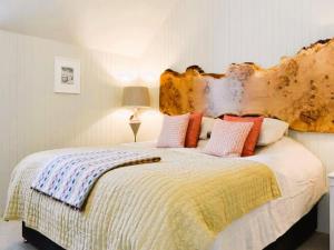 布莱尔高里Reidochie Stables luxury haven overlooking garden的一间卧室配有一张大床和木制床头板