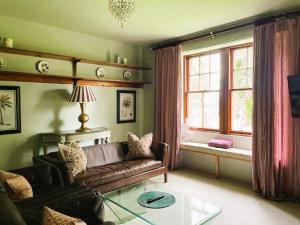 布莱尔高里Reidochie Stables luxury haven overlooking garden的带沙发和窗户的客厅