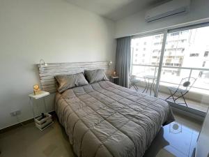 布宜诺斯艾利斯Apart in San Telmo- Paseo de la Cisterna- 503的一间卧室设有一张大床和一个大窗户