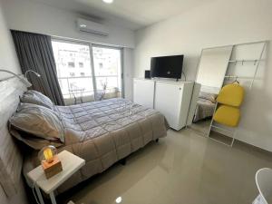 布宜诺斯艾利斯Apart in San Telmo- Paseo de la Cisterna- 503的一间卧室配有一张床和一台电视