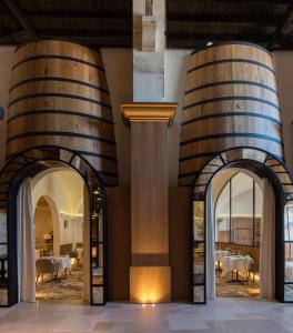 科涅克Hôtel Chais Monnet & Spa的墙上有两桶酒的餐厅
