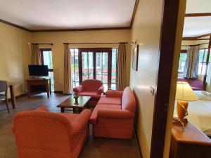 港生Novotel Rayong Rim Pae Resort的客厅配有两把椅子和一张沙发