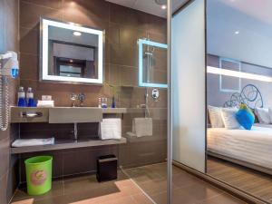 曼谷Novotel Bangkok Ploenchit Sukhumvit的带淋浴和盥洗盆的浴室以及1张床。