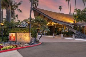圣地亚哥棕榈岛海滨贝斯特韦斯特PLUS酒店的一座带标志的度假村,位于一座建筑前