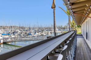 圣地亚哥棕榈岛海滨贝斯特韦斯特PLUS酒店的享有码头景致的阳台