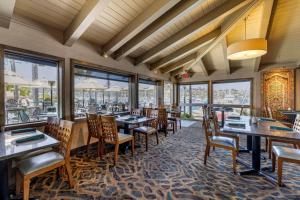 圣地亚哥棕榈岛海滨贝斯特韦斯特PLUS酒店的用餐室设有桌椅和窗户。