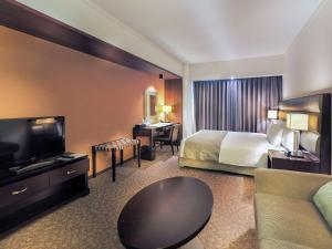札幌札幌宜必思尚品酒店的配有一张床和一台平面电视的酒店客房