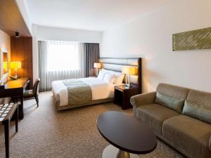 札幌札幌宜必思尚品酒店的酒店客房,配有床和沙发