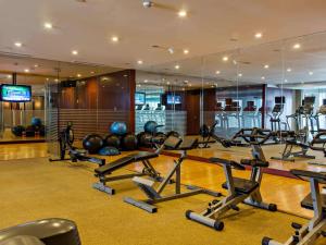 马尼拉Joy-Nostalg Hotel & Suites Manila Managed by AccorHotels的健身房设有许多跑步机和健身自行车