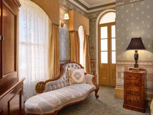 巴拉腊特克雷格皇家酒店的带沙发和窗户的客厅