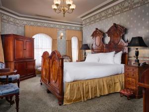 巴拉腊特克雷格皇家酒店的一间大卧室,配有一张大床和吊灯
