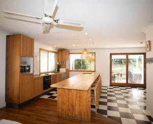 波因特卢考特Palm Beach House - sleeps 10 - spacious的一间厨房,里面设有大型木制岛屿
