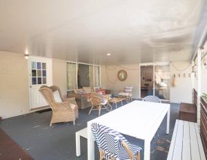 波因特卢考特Palm Beach House - sleeps 10 - spacious的一个带桌椅的庭院和一间客厅