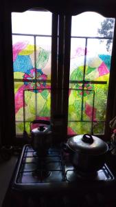 萨迈帕塔Casa Amaranta的窗户前的炉灶上放两个锅子