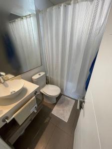 康康Departamento en Bosques de Montemar的白色的浴室设有卫生间和水槽。