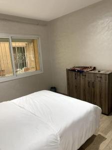卡萨布兰卡chez maroine的卧室配有白色的床和窗户。