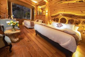 卡尔卡CASA RAIZ Handmade House Luxury Stay的小木屋内一间卧室,配有两张床