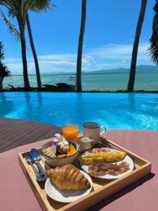 班拉克海滩爱侣湾别墅酒店的海边餐桌上的早餐盘