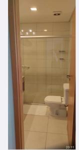马瑙斯APART HOTEL SENSE II - Localizado em Hotel的一间带卫生间和玻璃淋浴间的浴室