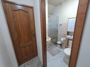 拉巴斯Bonito departamento Sopocachi centro的一间带卫生间和木门的浴室