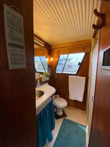 SavannaThe Lily Pad Boatel Houseboat的一间带卫生间和水槽的小浴室