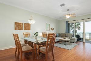棕榈海岸633 Cinnamon Beach的用餐室以及带桌椅的起居室。