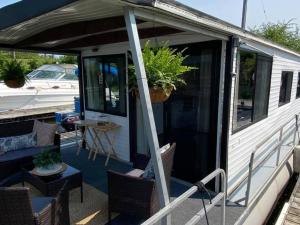 SavannaDriftwood Cozy Houseboat on the Water for 2的带有桌子和植物的走廊