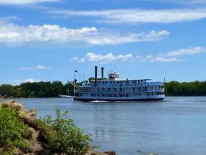 SavannaDriftwood Cozy Houseboat on the Water for 2的河上大船