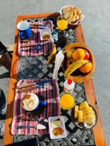 伊鲁亚Hostal Milmahuasi Iruya的一张野餐桌,上面有早餐食品和饮料