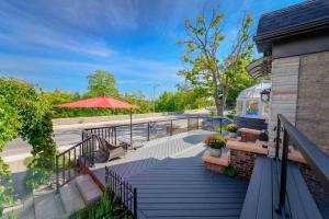 尼亚加拉瀑布Niagara River&Glenview Home-15MinsWalkToFalls的房屋内带遮阳伞和椅子的甲板