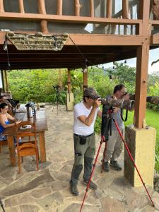 福尔图纳Birds & Breakfast Costa Rica的两个男人在相机前拍张照片