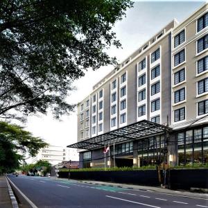 雅加达Maia Hotel Jakarta的街道边的大建筑