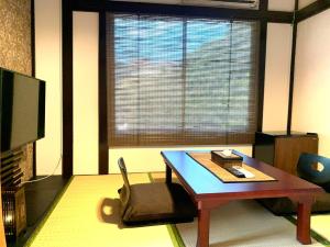 箱根SyunkaSyuutou - Vacation STAY 53638v的客厅配有咖啡桌和电视