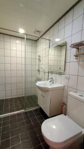 鹿谷乡溪头天品民宿的浴室配有卫生间、盥洗盆和淋浴。