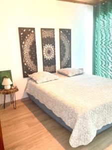 珀蒂蒂勒Alambic de Grand Anse的一间卧室设有一张大床和一个窗户。
