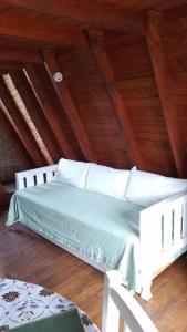 坦季CABAÑAS COPITL的阁楼内的白色床和木制天花板
