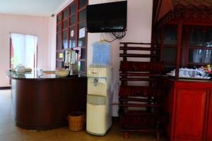 甘烹碧โรงแรม พี รีสอร์ท的厨房配有带冰箱的柜台和电视。