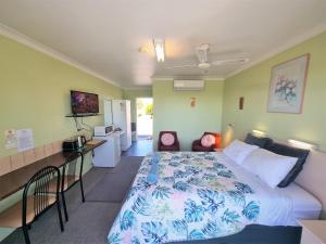 莫里莫科Mollymook Ocean View Motel Rewards Longer Stays -over 18s Only的一间带大床的卧室和一间厨房