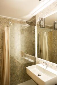 坎波阿莫Open view Pinetree penthouse的一间带水槽和镜子的浴室