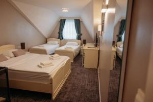 克尔什科Hotel Kunst的小酒店客房设有两张床和镜子