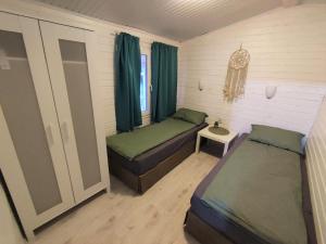 辛尼莫雷特Къщички Морски Светулки的小房间设有两张床和一张桌子