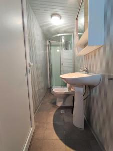 辛尼莫雷特Къщички Морски Светулки的一间带水槽和卫生间的浴室