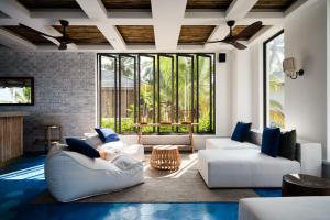 阿洪加拉Ahu Bay的客厅配有白色家具和大窗户