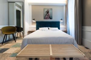 索隆拉吕Domaine de Saulon的一间卧室配有一张大床和蓝色床头板