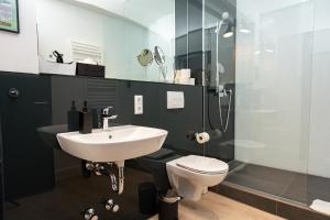 汉堡Strandhaus Blankenese的一间带水槽、卫生间和淋浴的浴室