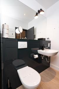 汉堡Strandhaus Blankenese的浴室配有白色卫生间和盥洗盆。
